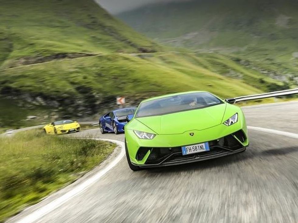 Lamborghini dërgon gjashtë Huracane ne njeren nga rruget me te veçanta foto 4