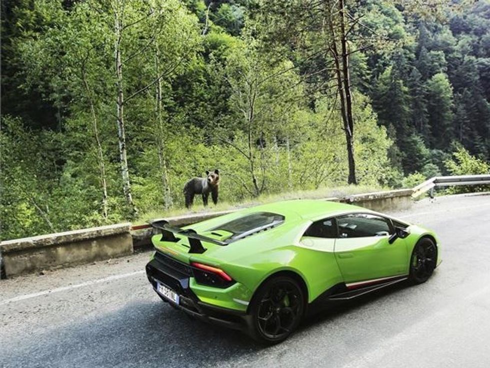 Lamborghini dërgon gjashtë Huracane ne njeren nga rruget me te veçanta foto 6