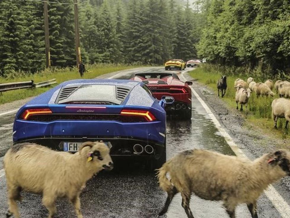 Lamborghini dërgon gjashtë Huracane ne njeren nga rruget me te veçanta foto 7