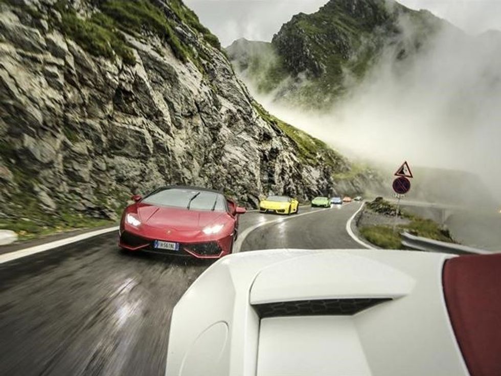 Lamborghini dërgon gjashtë Huracane ne njeren nga rruget me te veçanta foto 8