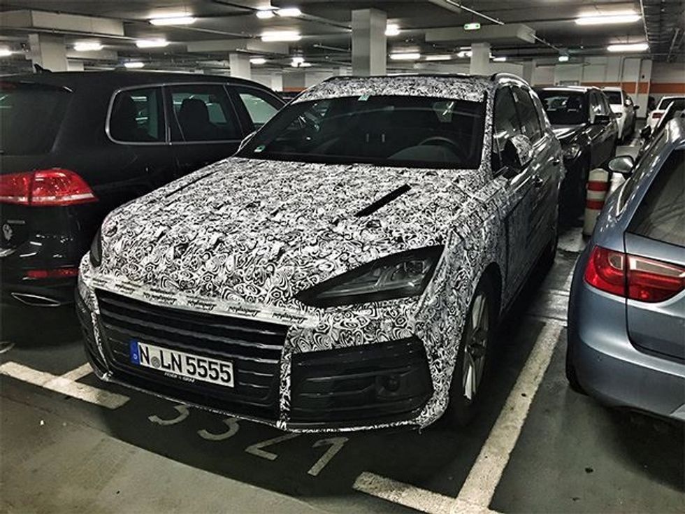 Lamborghini Urus SUV i kamufluar fotografohet ne parkingun e aeroportit foto 2