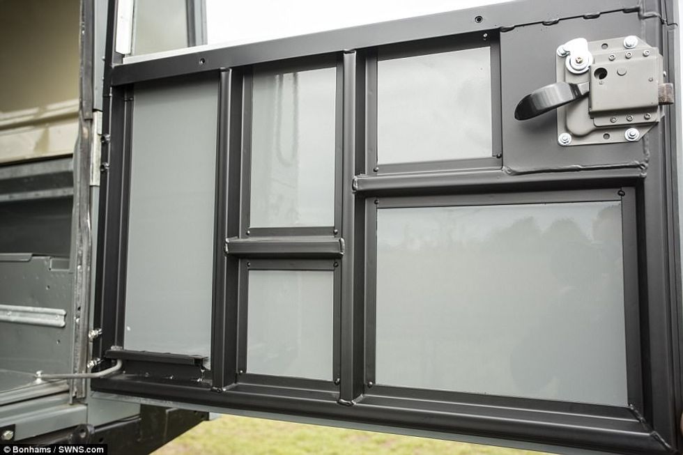 Land Rover me shirita sikur të tankut pritet te shitet ne anknad per 60 mije euro foto 5