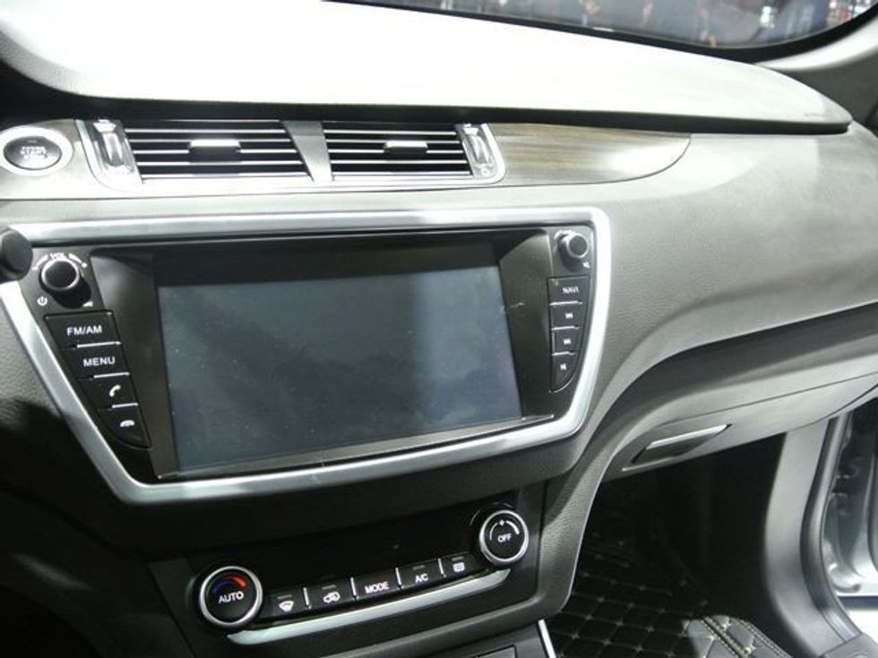 Land Wind është imitimi kinez i veturës Land Rover Evoque foto 10