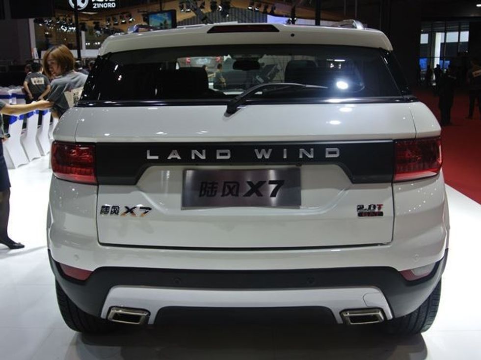 Land Wind është imitimi kinez i veturës Land Rover Evoque foto 2