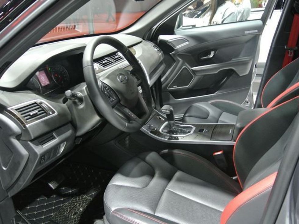 Land Wind është imitimi kinez i veturës Land Rover Evoque foto 7