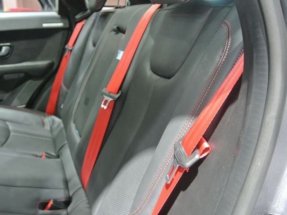 Land Wind është imitimi kinez i veturës Land Rover Evoque foto 8