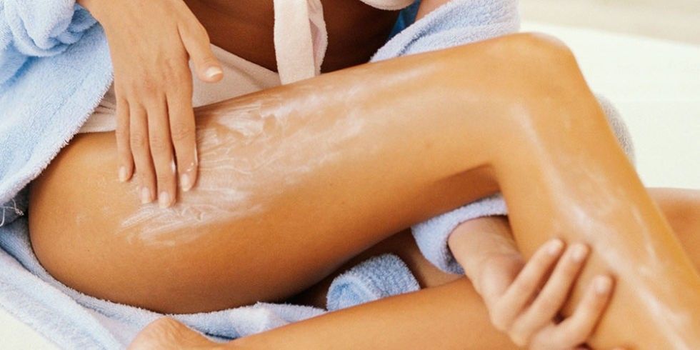 landscape-1433811939-woman-applying-body-moisturiser