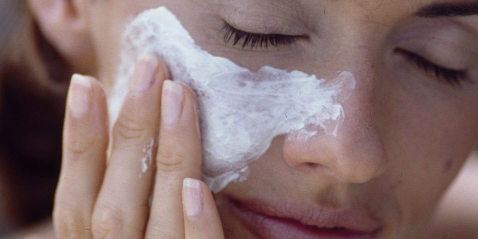 landscape 1445644550 1442508077 woman moisturising skin