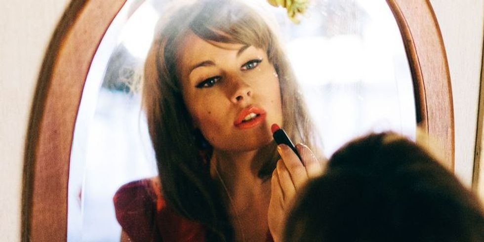 landscape 1460569421 woman applying makeup