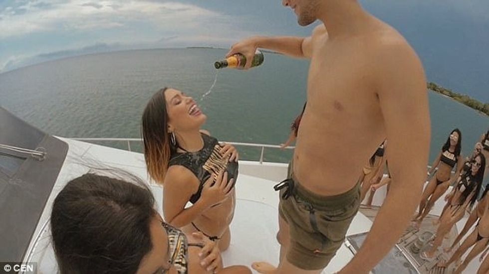 Largohet nga interneti reklama kontroverse ku promovohej pushimi me prostituta foto 4