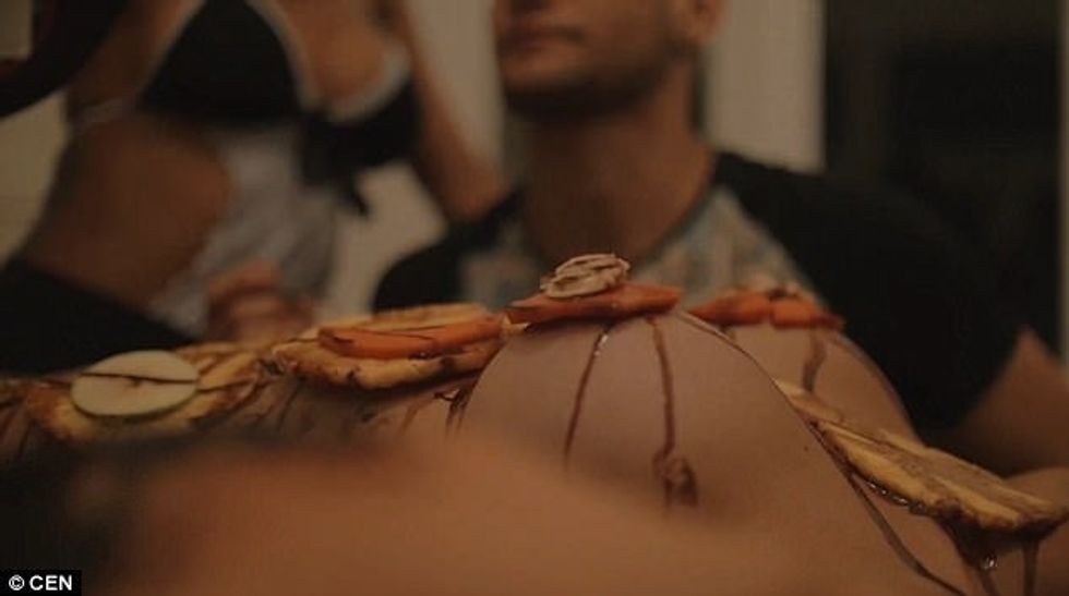 Largohet nga interneti reklama kontroverse ku promovohej pushimi me prostituta foto 8