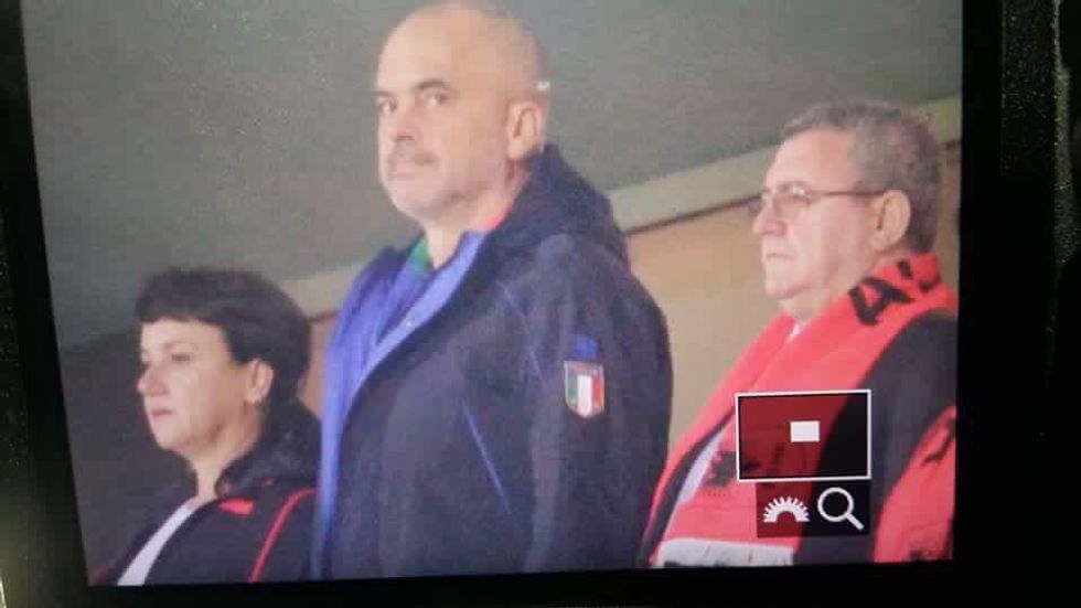 Lasciate mi cantare... con la Azzuro maglia in mano...