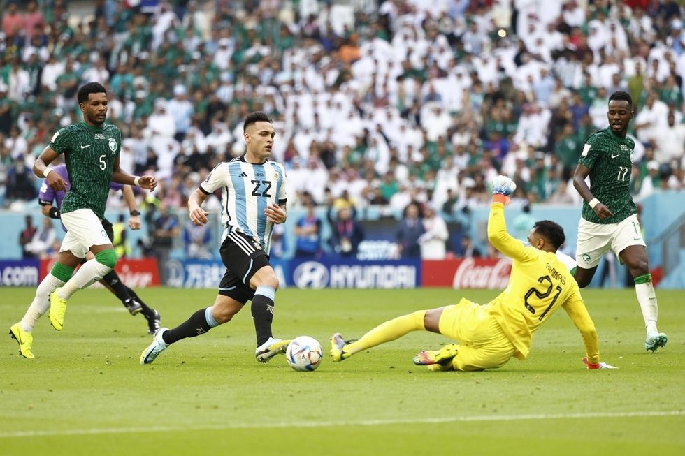 lautaro martinez c dispara ante mohammed allowais 2r en el argentina arabia saudi del mundial 2022 efe rodrigo jimenez