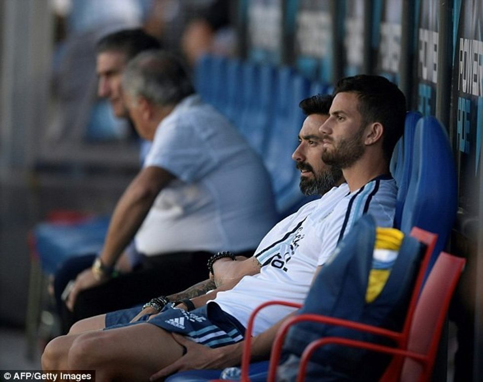 Lavezzi duek qëndruar në stol
