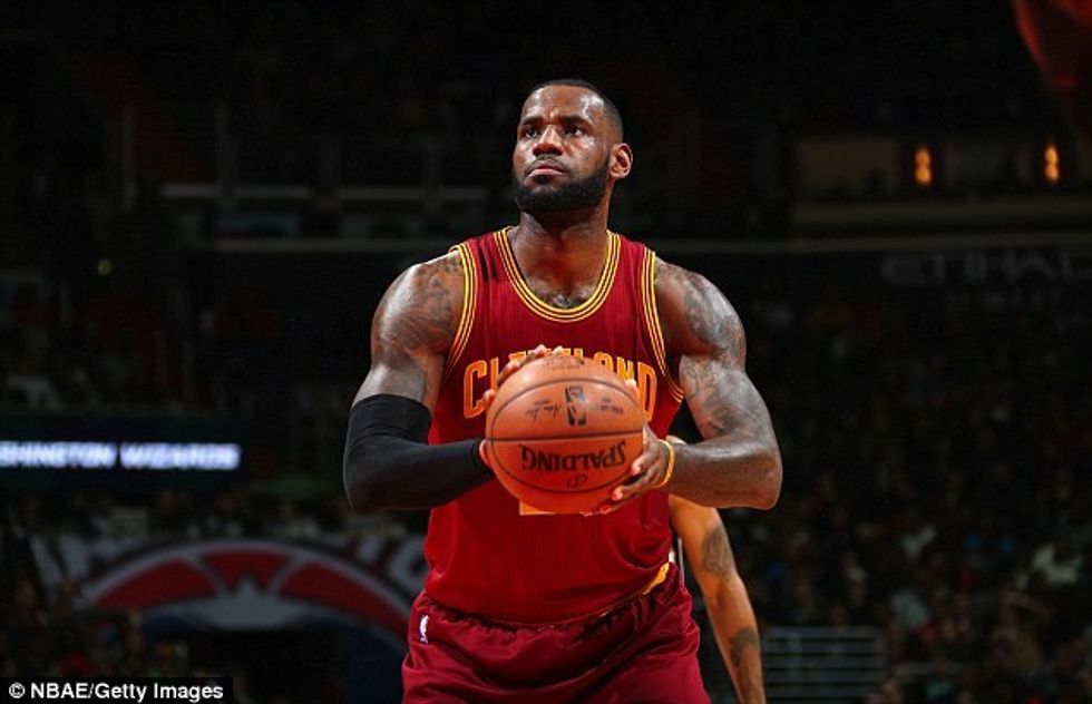 LeBron James përfiton 24.5 milionë funte (28.4 milionë euro) në vit dhe është lojtari më i paguar.