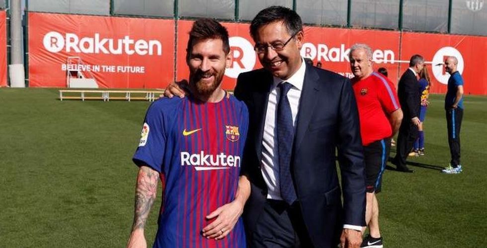 leo messi junto al presidente del barca josep maria bartomeu durante la foto oficial del club twitter fcbarcelona e1554499498125