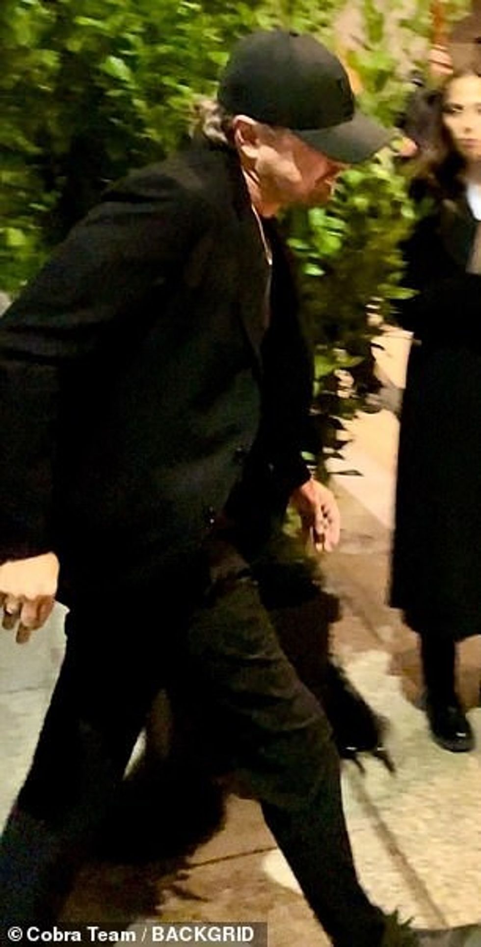 Leonardo DiCaprio dhe Vittoria Ceretti dolën me xhaketa të ngjashme të mërkurën teksa ylli i Hollivudit tregoi mbështetjen e tij duke u bashkuar me të dashurën e tij modele në një festë mode.