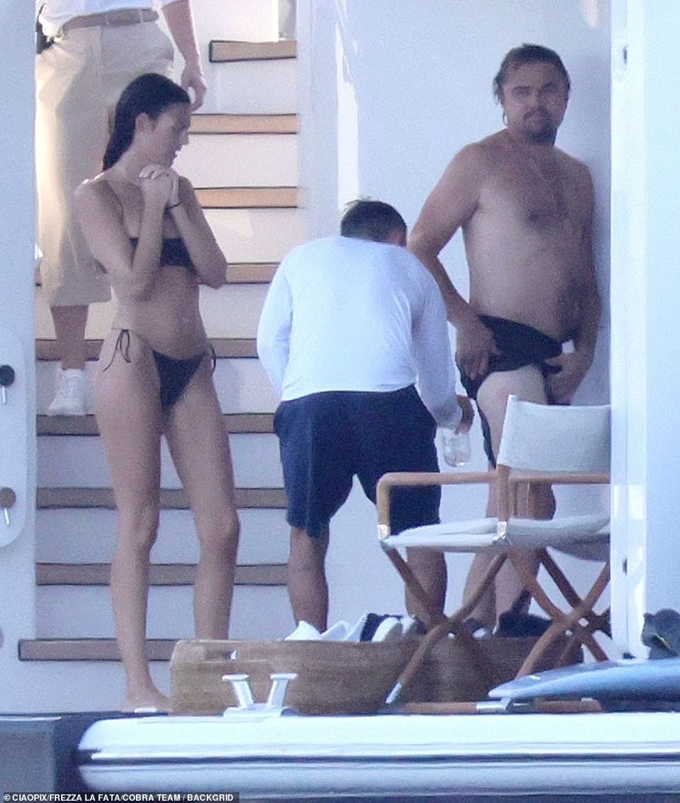 Leonardo DiCaprio u pickua nga një kandil deti teksa po shijonte një ditë tjetër idilike me jaht në Sardenjë me të dashurën Vittoria Ceretti këtë javë.