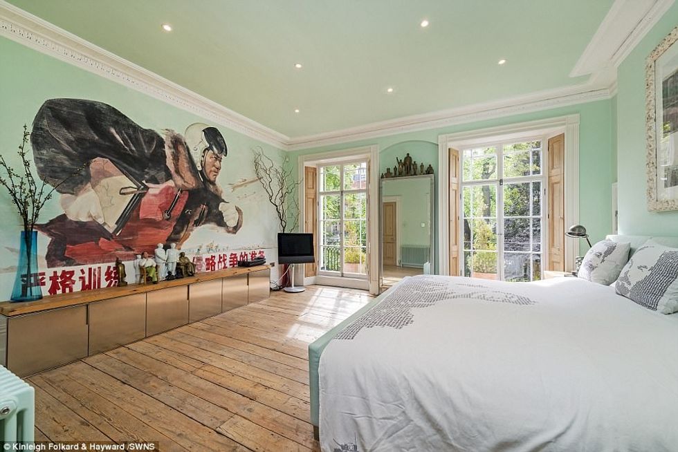 Lëshohet me qira shtepia me muralet e lidereve me famekeq te historise foto 10