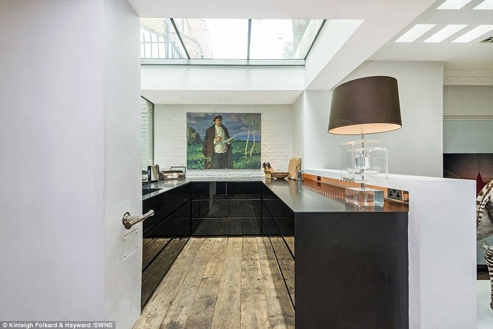 Lëshohet me qira shtepia me muralet e lidereve me famekeq te historise foto 5