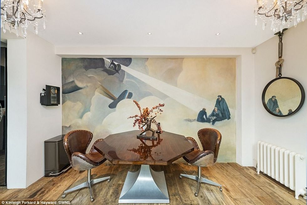 Lëshohet me qira shtepia me muralet e lidereve me famekeq te historise foto 7