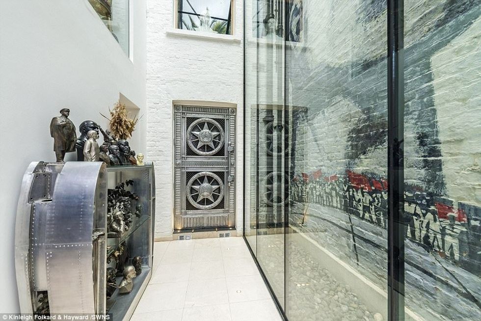 Lëshohet me qira shtepia me muralet e lidereve me famekeq te historise foto 9