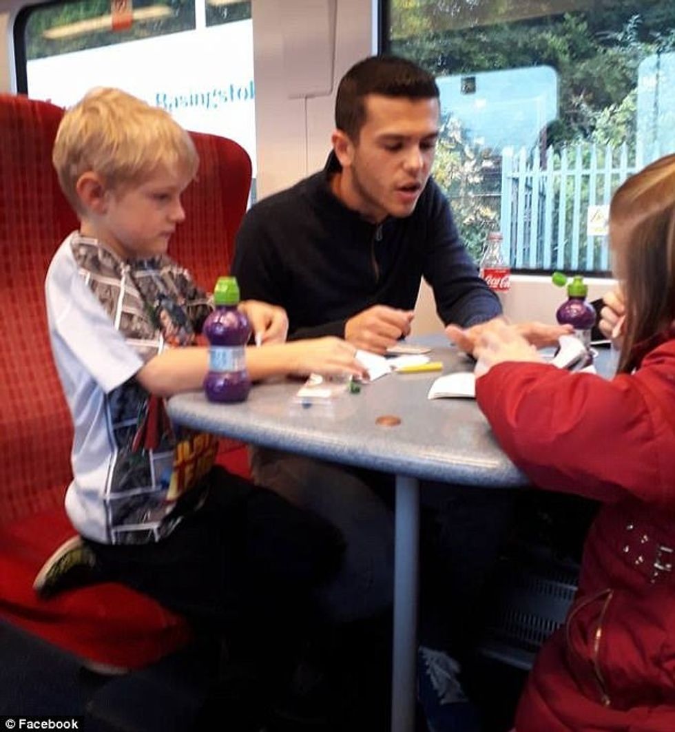 Lëvdata për të riun që ndihmoi fëmijën me probleme mendore foto 2