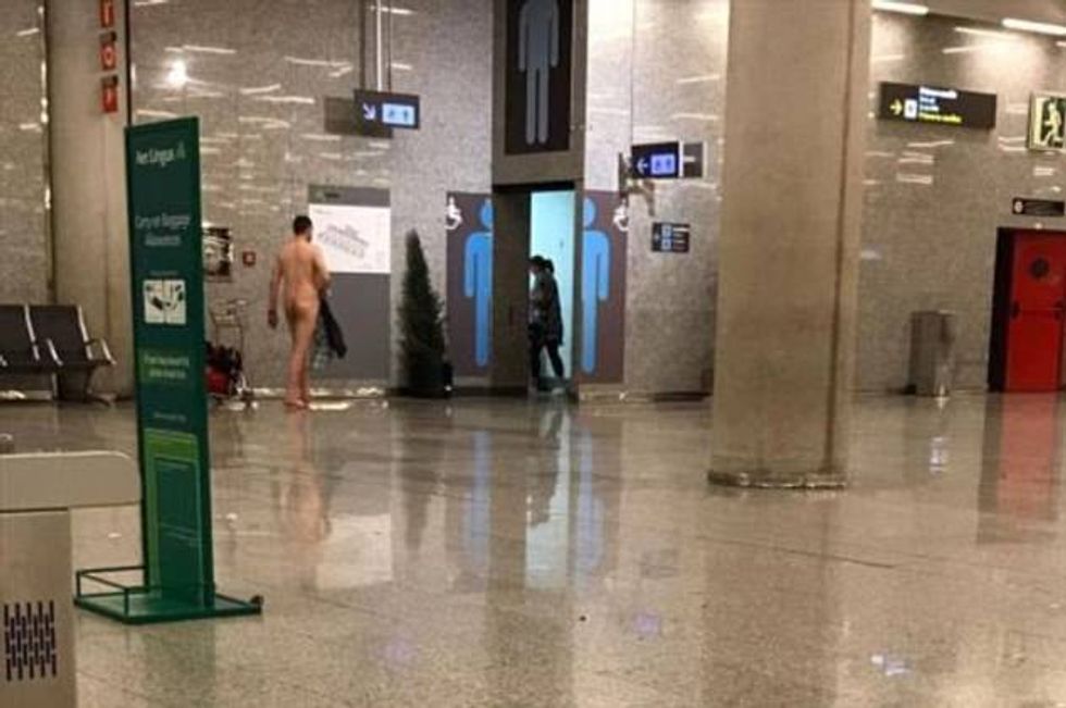 Lëvizi i zhveshur nëpër aeroport dhe u largua pa gjurmë foto 2