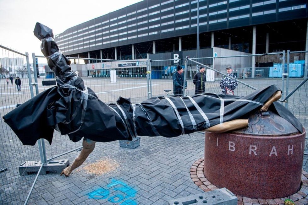 Lëvizja e statujës së Zlatanit (Foto: Christian Örnberg/Bildbyrån)