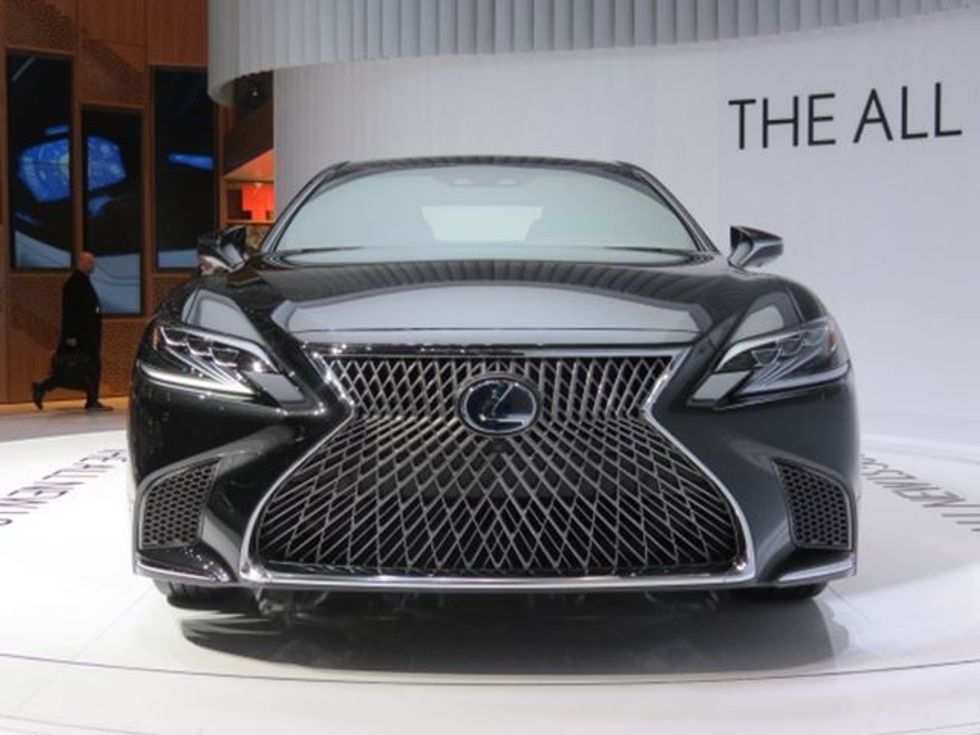 Lexus sjellë sedanin hibrid me 354 kuajfuqi foto 2