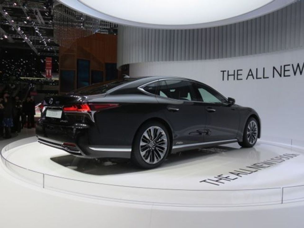 Lexus sjellë sedanin hibrid me 354 kuajfuqi foto 3