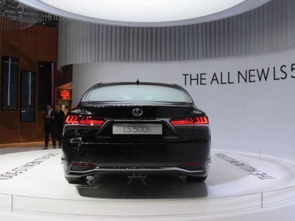 Lexus sjellë sedanin hibrid me 354 kuajfuqi foto 4