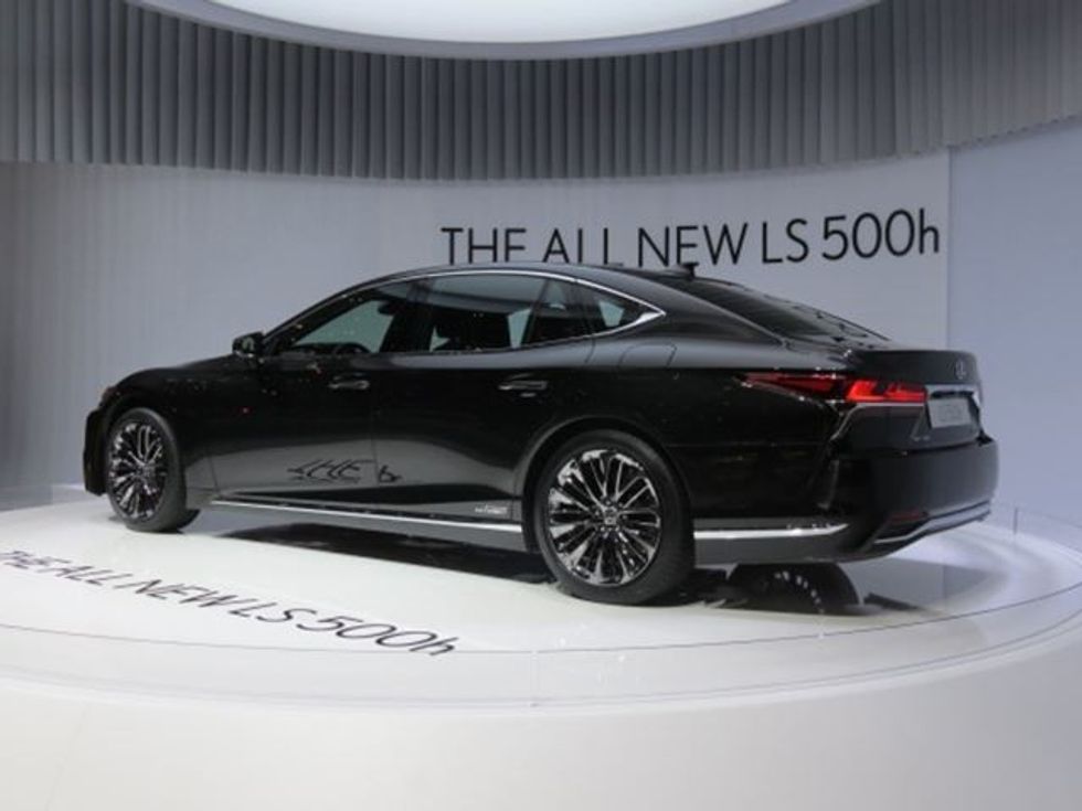 Lexus sjellë sedanin hibrid me 354 kuajfuqi foto 5