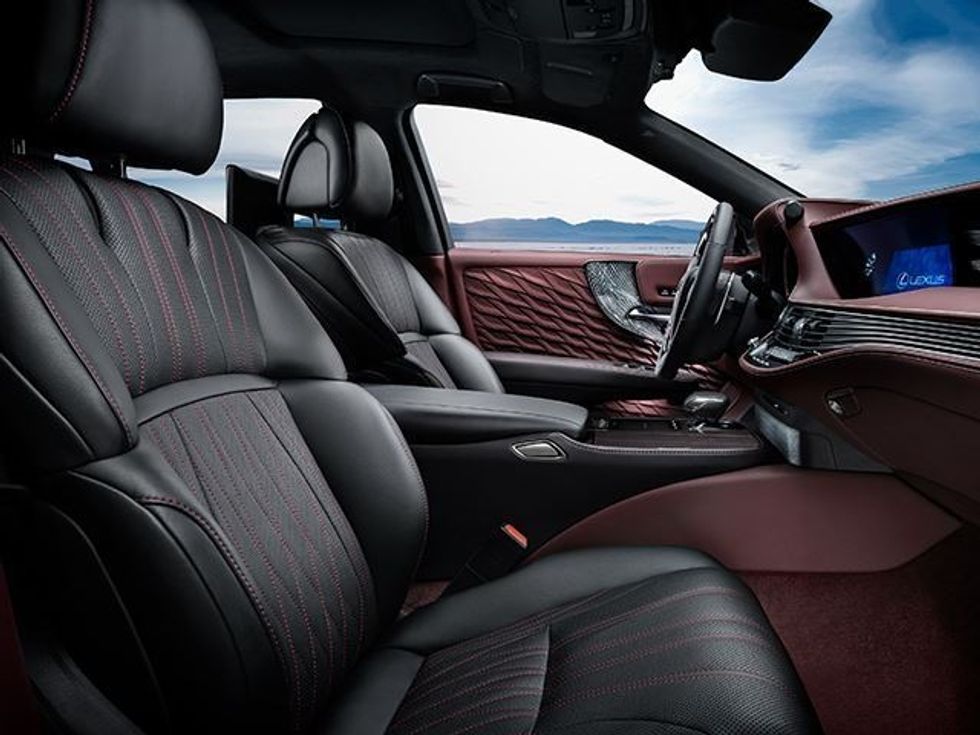 Lexus sjellë sedanin hibrid me 354 kuajfuqi foto 6