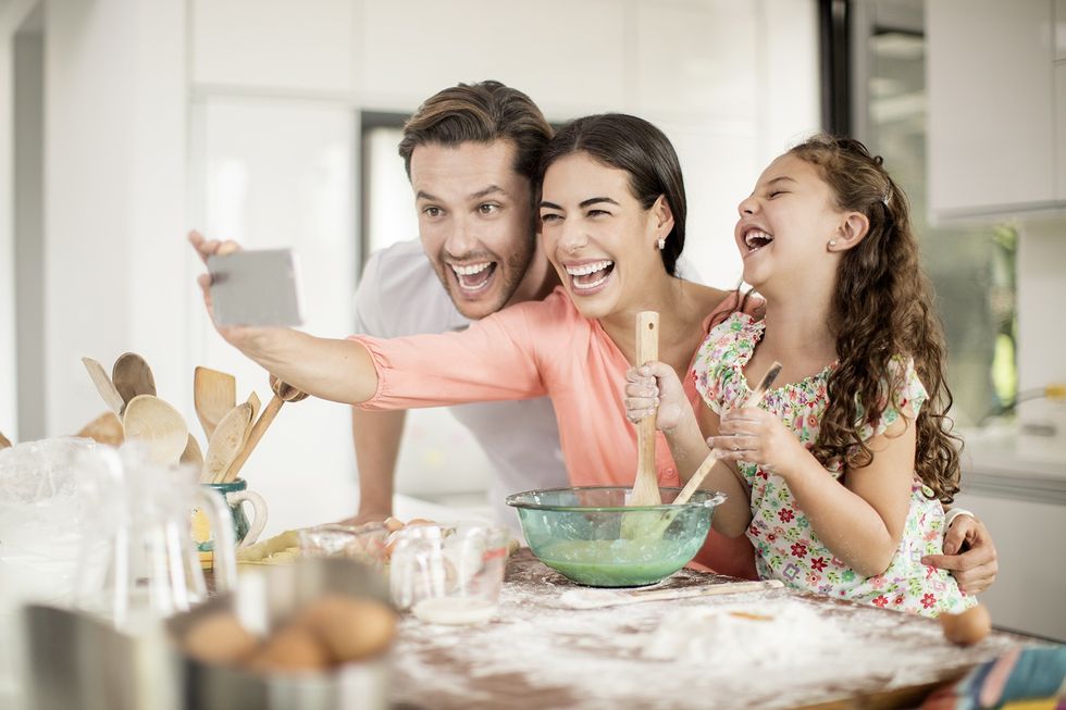 lifestyle family baking kitchen Colgate cocina 1012