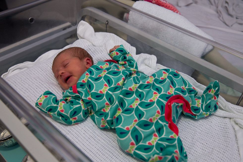 Lindi fëmijën në veturën policisë shkaku i bores qe kishte bllokuar trafikun foto 2