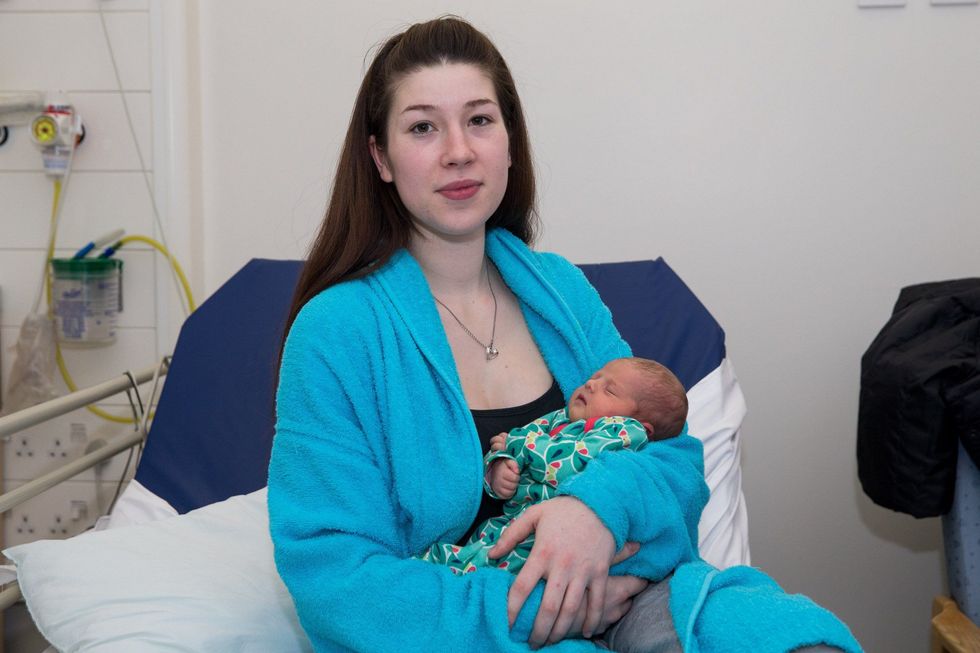 Lindi fëmijën në veturën policisë shkaku i bores qe kishte bllokuar trafikun foto 3