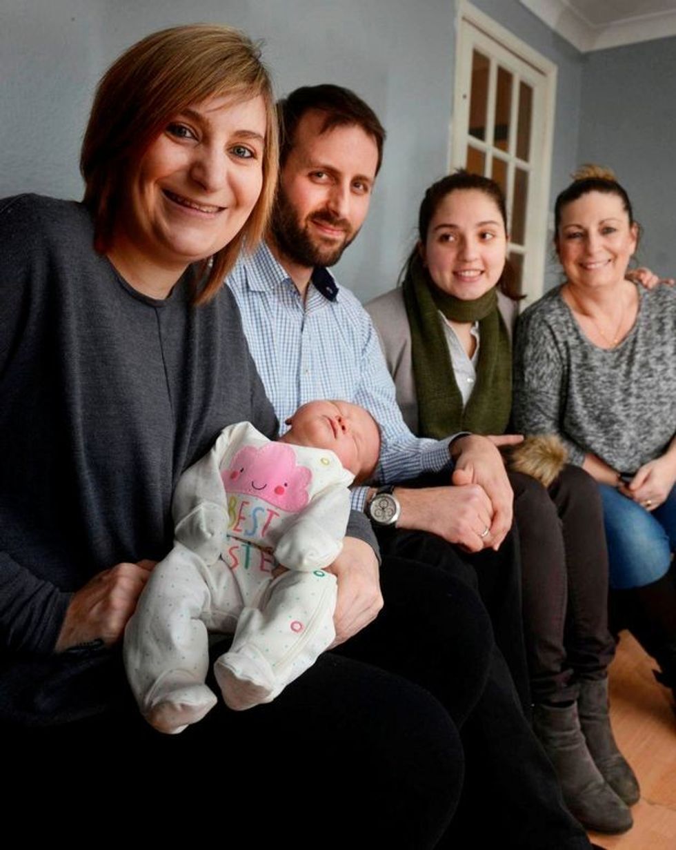 Lindi në trafik të ngjeshur ndihmohet nga doktori qe ndodhej ne veturen prapa foto 2