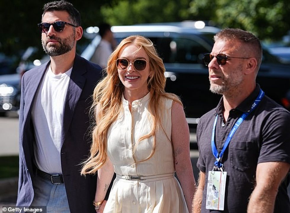 Lindsay ndezi buzëqeshjen e saj të lezetshme ndërsa po hynte me Bader