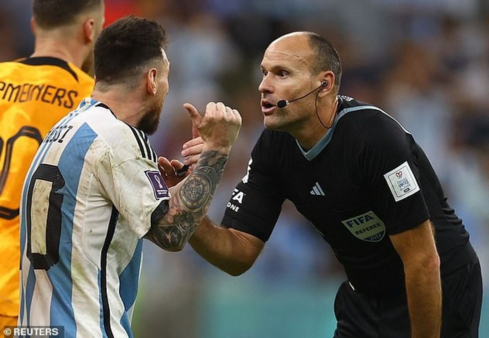 Lionel Messi nuk ishte i kënaqur me performancën e Lahoz dhe pretendoi se ai nuk ishte 'në lartësinë e detyrës'