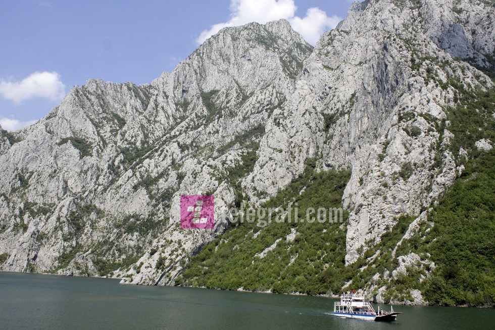 Liqeni i komanit dhe trajektet - foto Ridvan Slivova (10)