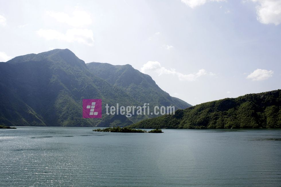 Liqeni i komanit dhe trajektet - foto Ridvan Slivova (13)