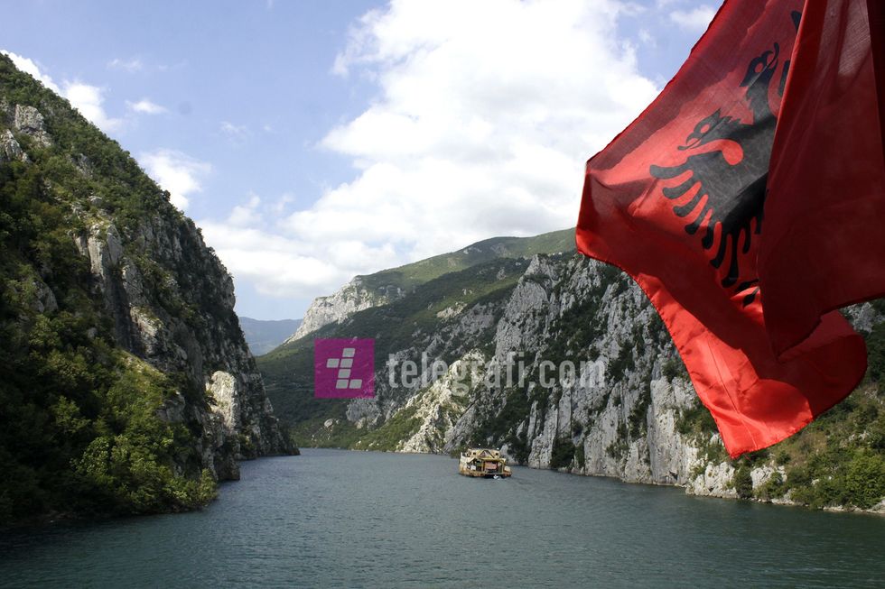 Liqeni i komanit dhe trajektet - foto Ridvan Slivova (3)