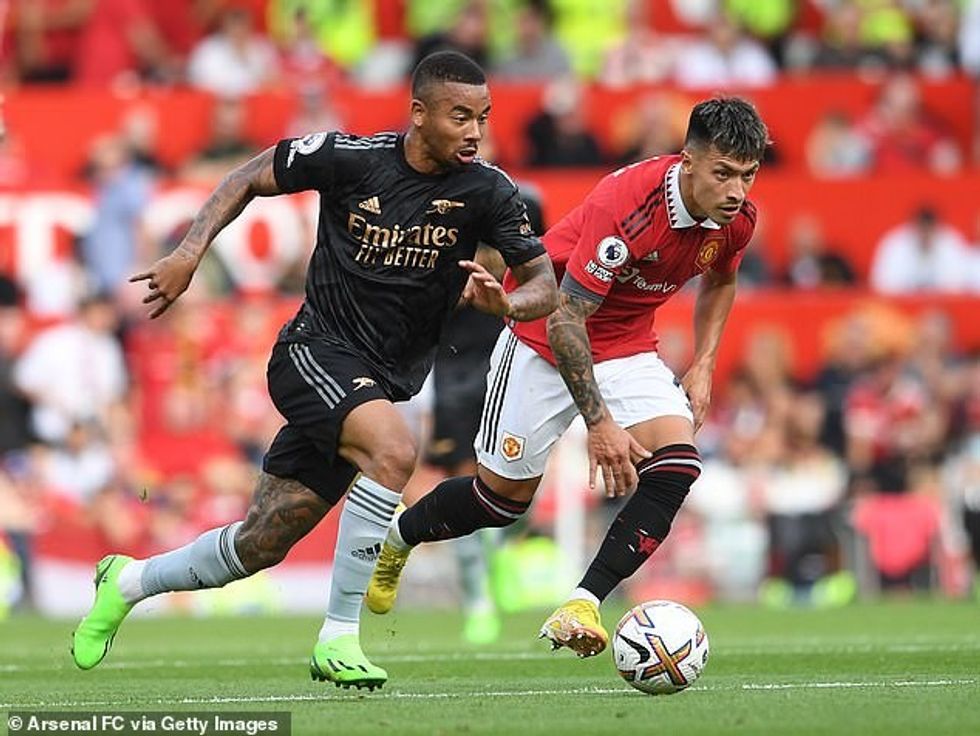 Lisandro Martinez (R) pohoi se Gabriel Jesus (L) është konkurrenti më i vështirë me të cilin është përballur në Premier League.