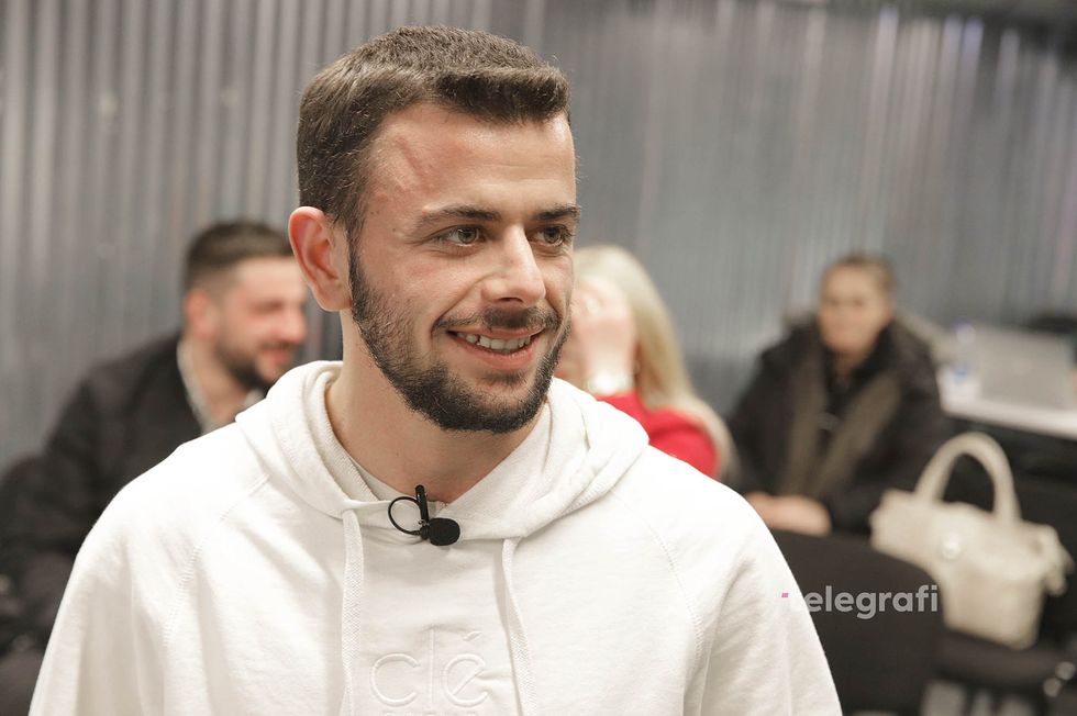 loja shperblyese Meka dhe Telegrafi Jobs foto Ridvan Slivova 21