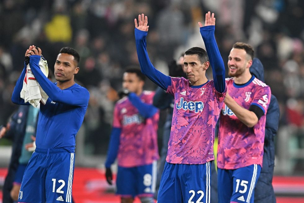 Lojtarët e Juventusit përshëndesin audiencën e tyre.