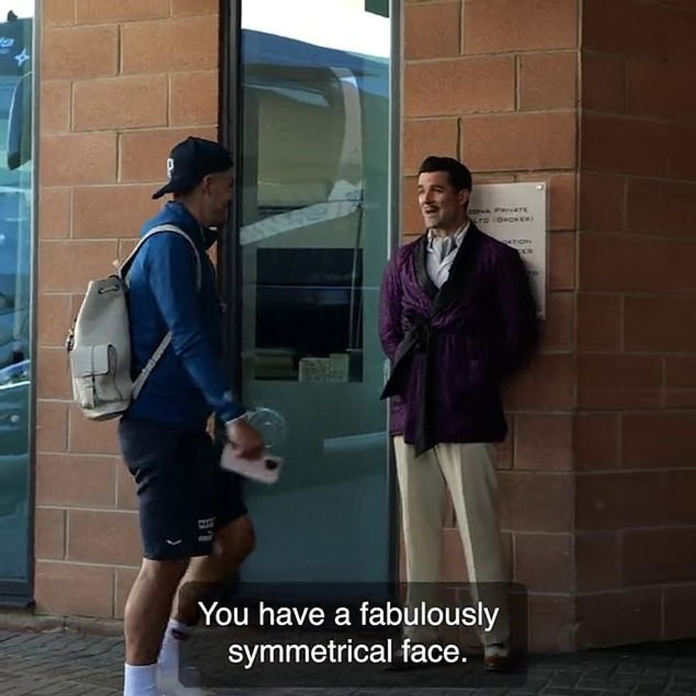 Lojtarët e Man City mbetën të argëtuar dhe të hutuar pasi u përshëndetën nga komediani Milo McCabe