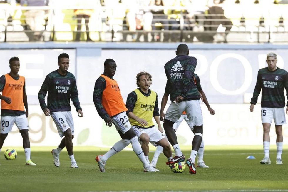 Los jugadores del Real Madrid, Calentando en La Cerámica