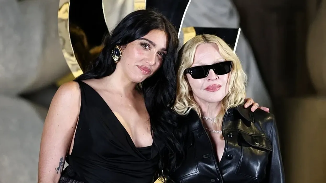 Madonna dhe vajza e saj Lourdes Leon publikojnë këngën "The Test", në të cilën flasin për një marrëdhënie të tendosur dhe rritjen në hijen e famës. Madonna dhe vajza e saj Lourdes Leon publikojnë këngën