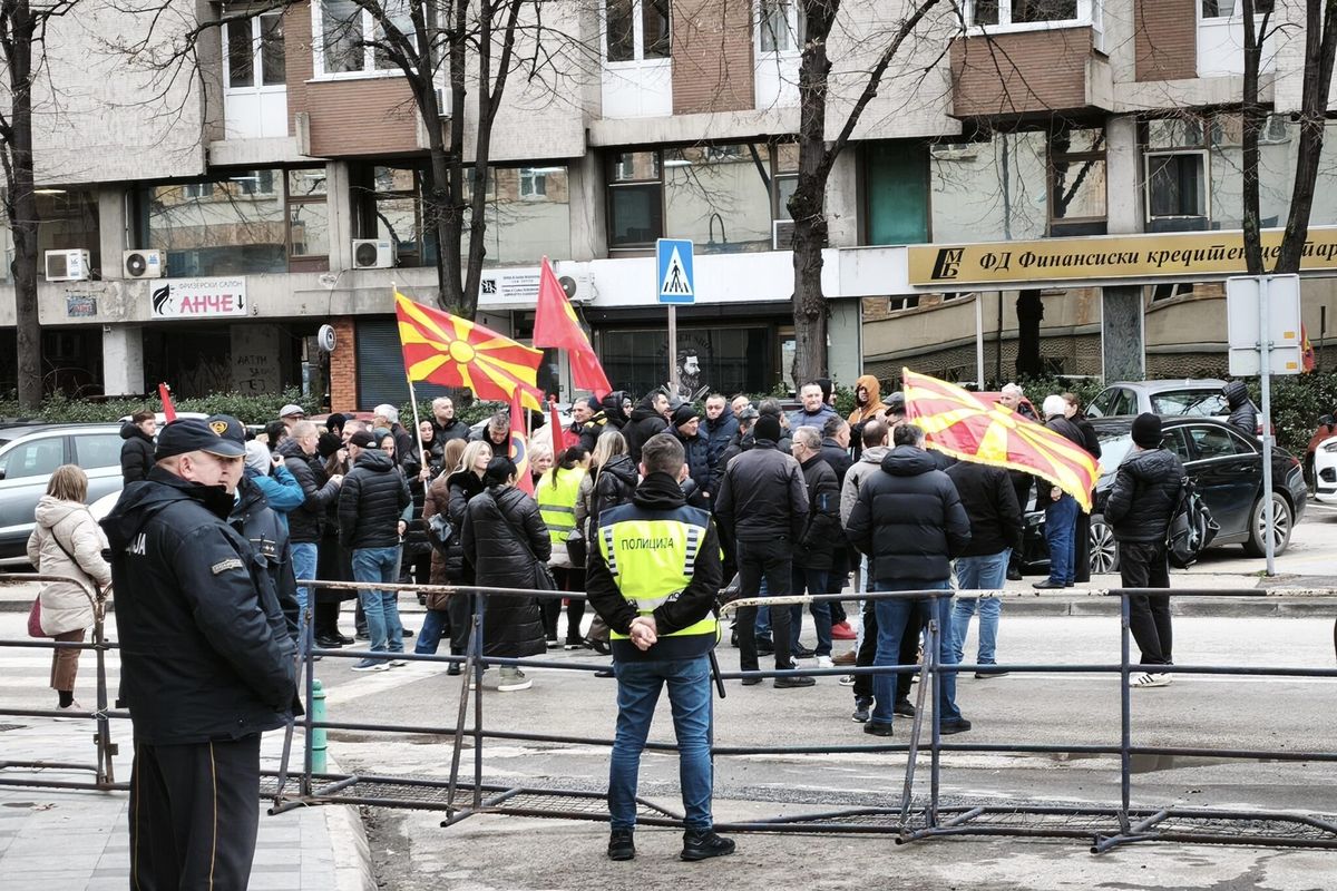 Fillon protesta e LSM-së para Kuvendit, kërkohet rritja e pagës minimale Fillon protesta e LSM-së para Kuvendit, kërkohet rritja e pagës minimale